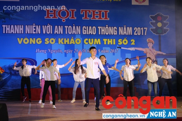 Nhóm nhảy đến từ các trường học tham gia chung vui tại hội thi