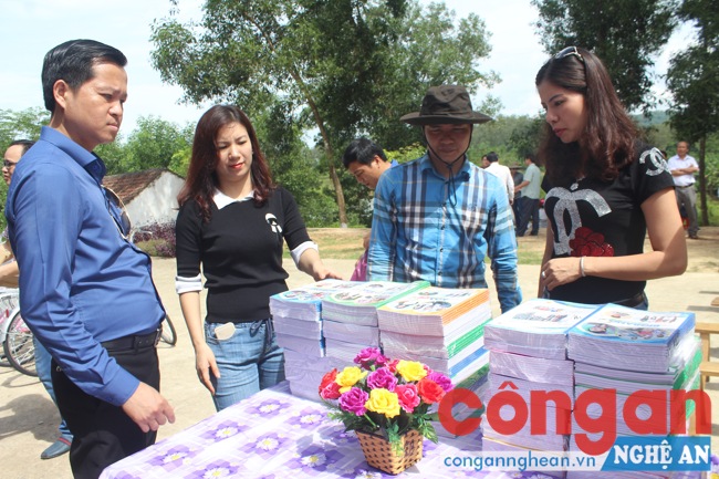 Các thành viên của BNI chuẩn bị quà tặng cho các em học sinh