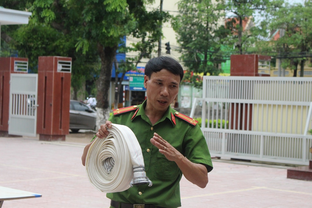 ... và cách rải vòi cuộn chữa cháy cũng như cách bảo quản phương tiện