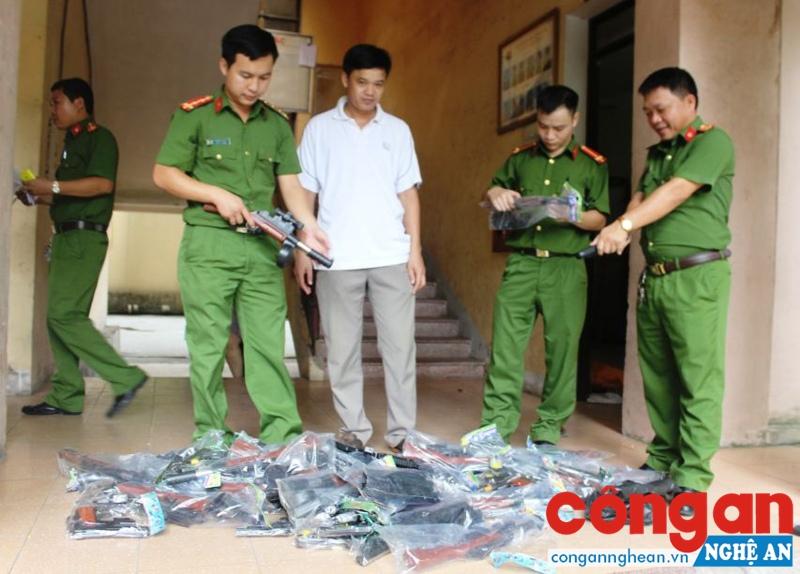 Công an phường Cửa Nam kiểm tra các loại súng nhựa bị thu giữ.