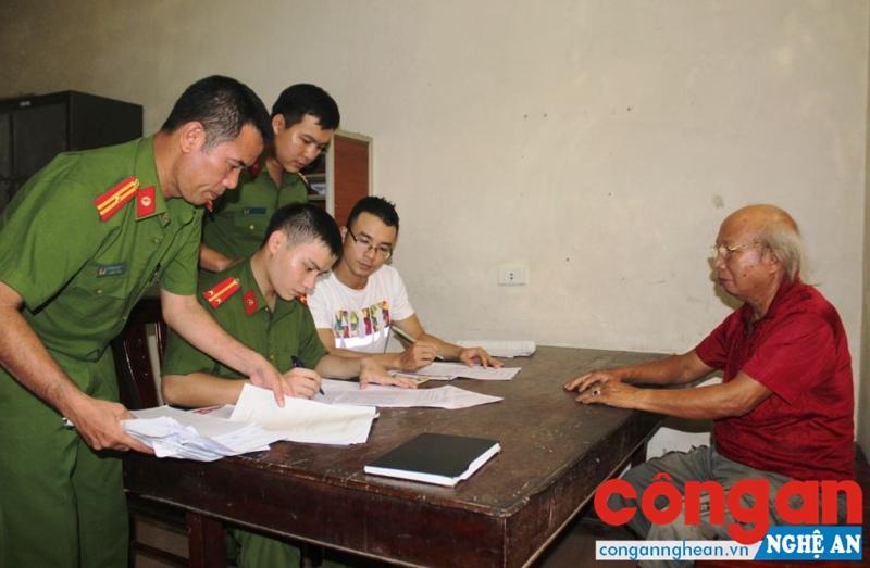 Công an phường Cửa Nam đang lập biên bản xử lý vụ việc đối ông Hợi