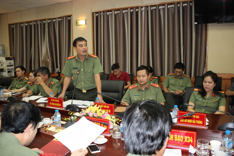 Đồng chí Thiếu tá Hồ Viết Dũng, Phó tổng biên tập báo Công an Nghệ An phát biểu tại Hội nghị