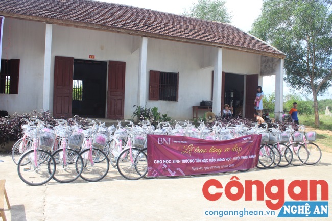 30 chiếc xe đạp được trao tặng cho 30 em học sinh có hoàn cảnh khó khăn vươn lên trong học tập