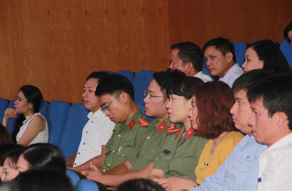 Các nhà báo, phóng viên dự lễ bế mạc