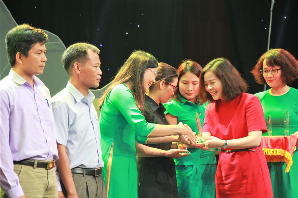 Trao giải B cho các tác phẩm phát thanh
