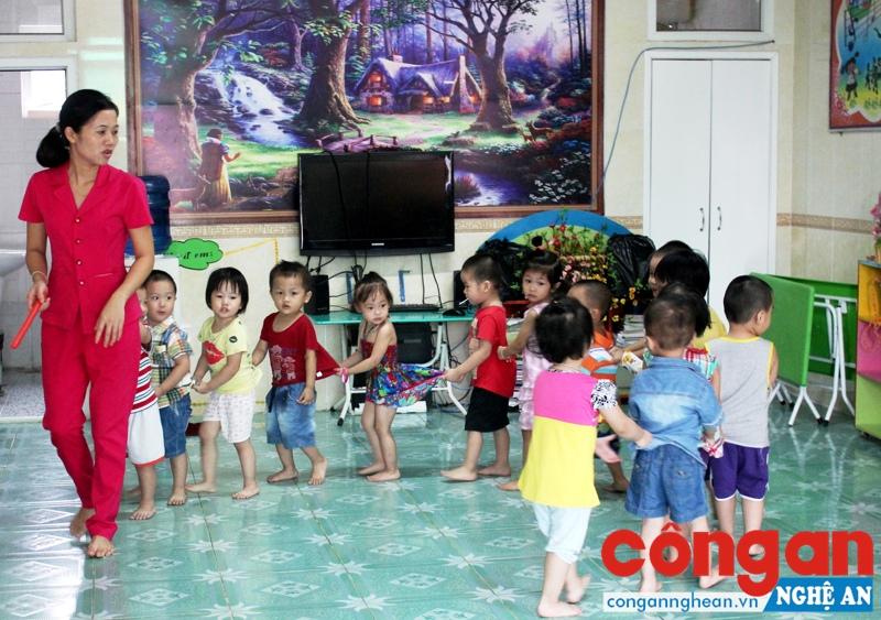 Phụ huynh hoang mang tìm chỗ gửi con