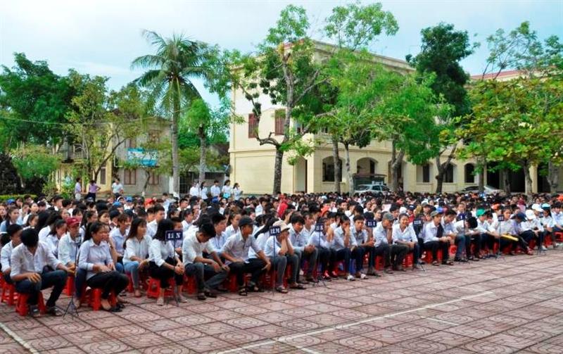 Toàn cảnh buổi tuyên truyền luật an toàn giao thông tại trường THPT Diễn Châu 2