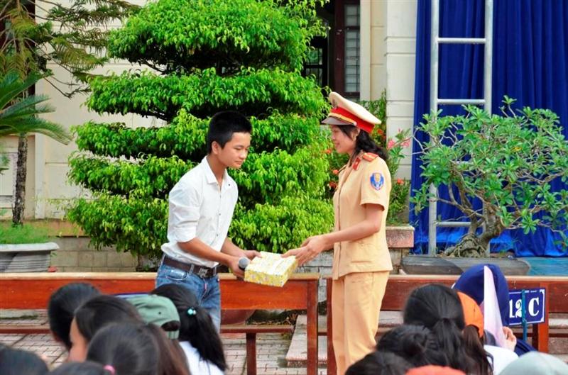 Tình huống giả định mang tính thực tế xảy ra hàng ngày để cho học sinh tham gia trả lời câu hỏi và nhận quà