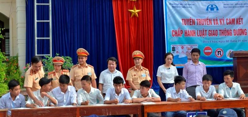 Đại diện học sinh ký cam kết chấp hành nghiêm các quy định của pháp luật giao thông đường bộ