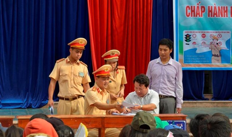 Đại diện giáo viên trường THPT Diễn Châu 2 ký cam kết.