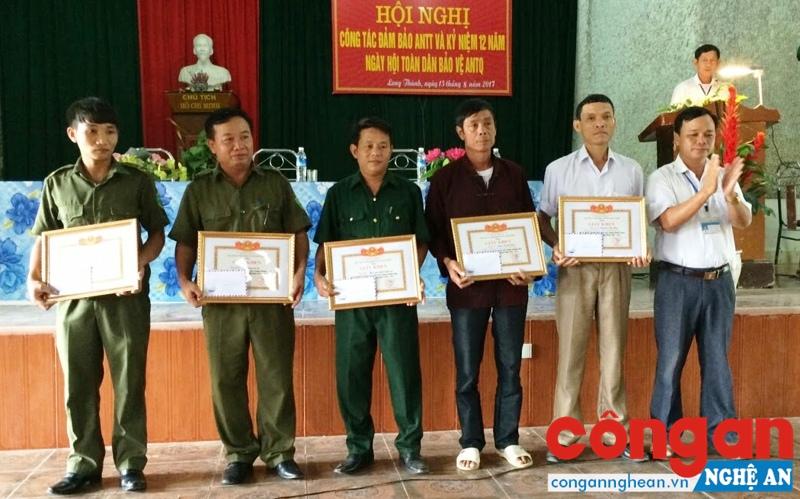 Các tập thể, cá nhân được tuyên dương về thành tích đảm bảo ANTT trên địa bàn xã Long Thành