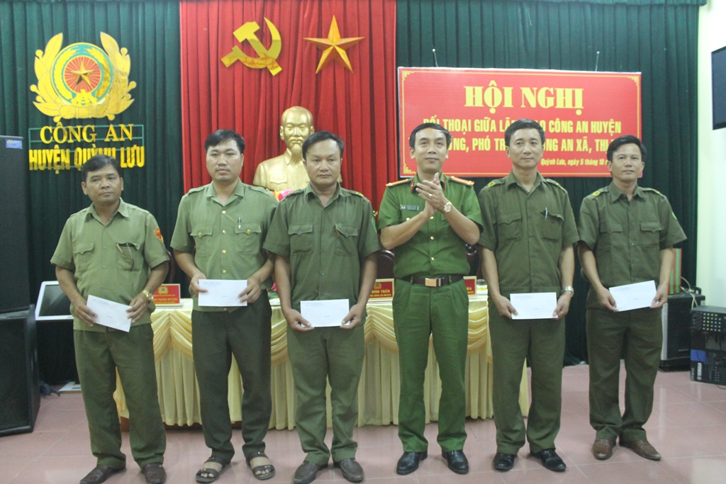 Đồng chí Trung tá Tạ Đình Tuấn - Trưởng Công an huyện Quỳnh Lưu khen thưởng các tập thể  có thành tích xuất sắc