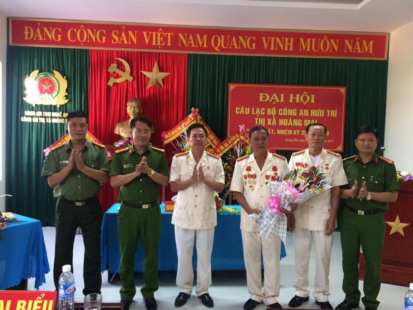 Lãnh đạo Công an thị xã Hoàng Mai tặng hoa chúc mừng Ban chủ nhiệm CLB