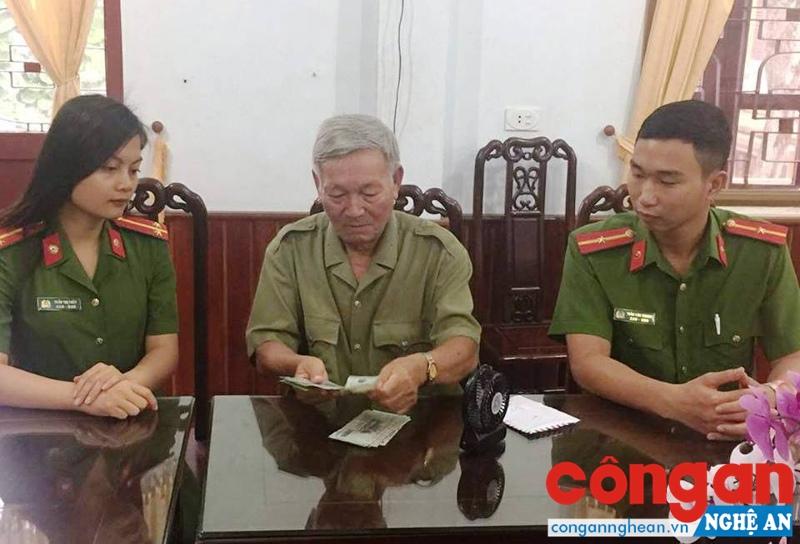 Cán bộ Đội Điều tra Tổng hợp Công an huyện Thanh Chương tiến hành các thủ tục trao trả số tiền 20 triệu đồng và chiếc quạt tích điện cho ông Nguyễn Khải Hoàn