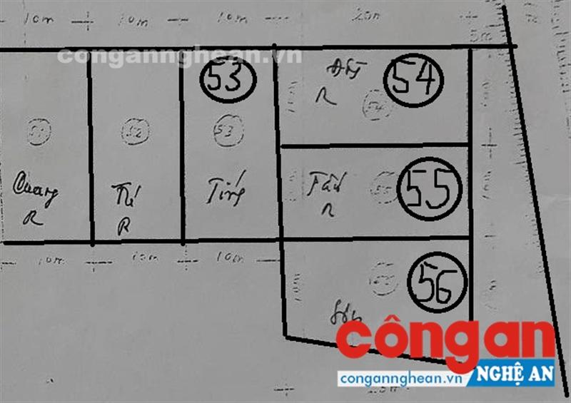 Sơ đồ các thửa đất do Văn phòng ĐKQSDĐ cung cấp cho thấy, các lô đất số 53 của ông Tính; 54 của ông Đồng; 55 của ông Tấn và 56 của bà Sơn liền kề nhau