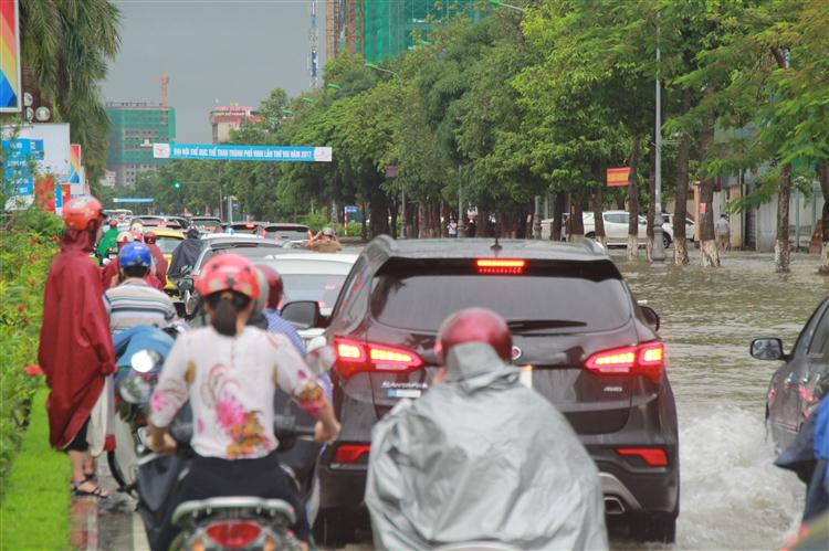 Tại đường Đại lộ Lê Nin lúc 6h ngày 10/10