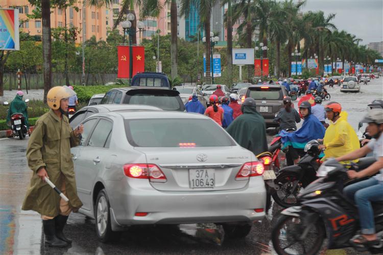 CSGT Công an TP Vinh phân luồng giao thông vòng xuyến Hải Quan