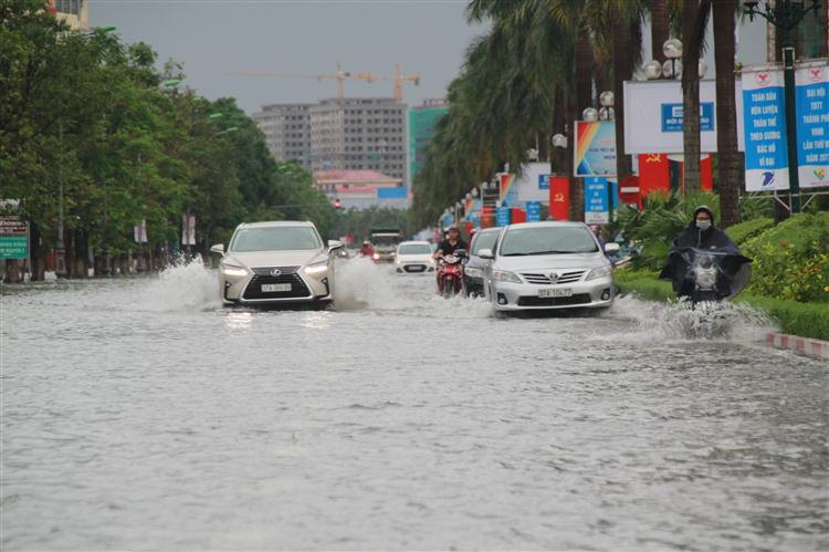 Nhiều tuyến đường TP Vinh ngập chìm trong nước