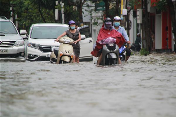 TP Vinh: Mưa lớn khiến nhiều tuyến đường ngập sâu
