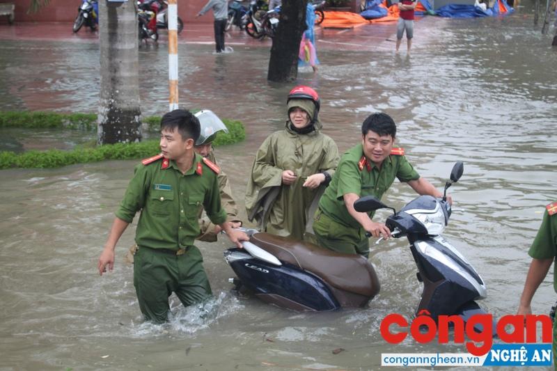 Công an Nghệ An giúp dân trong mưa lũ