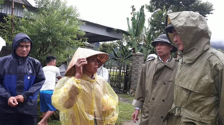 Lạnh đạo huyện hỏi thăm bà ngoại của cháu Lang Đức Duy