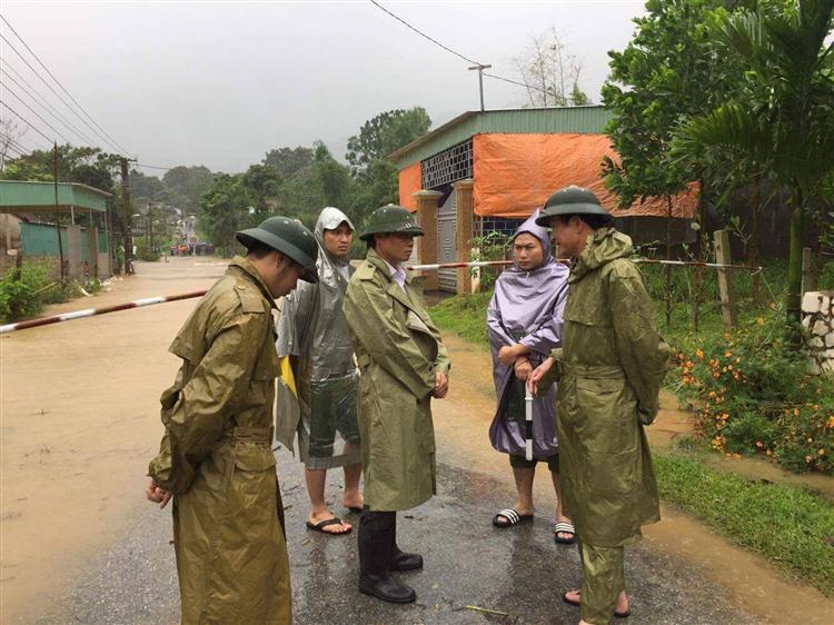 Lãnh đạo huyện Qùy Hợp đang tìm cách vào xã Châu tiến chỉ đạo công tác tìm kiếm nạn nhân