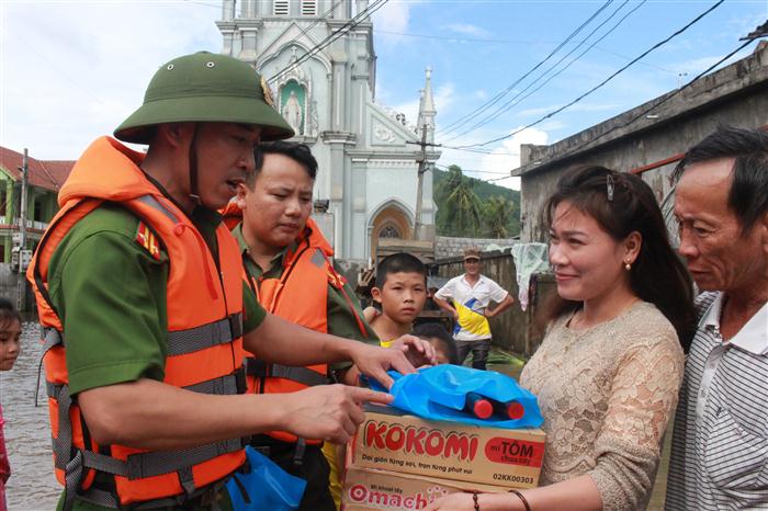 Công an Nghệ An giúp dân trong lũ