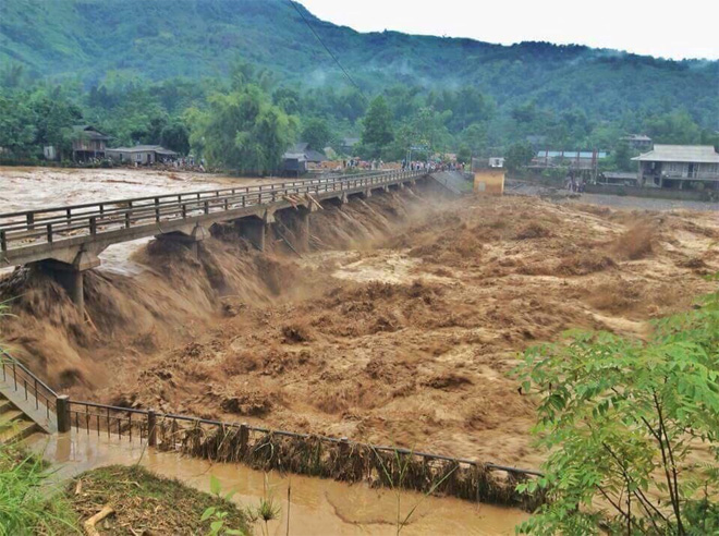 Tính đến trưa 11-10, mưa lũ đã làm chết 3 người và mất tích 9 người ở Trạm Tấu và Văn Chấn.