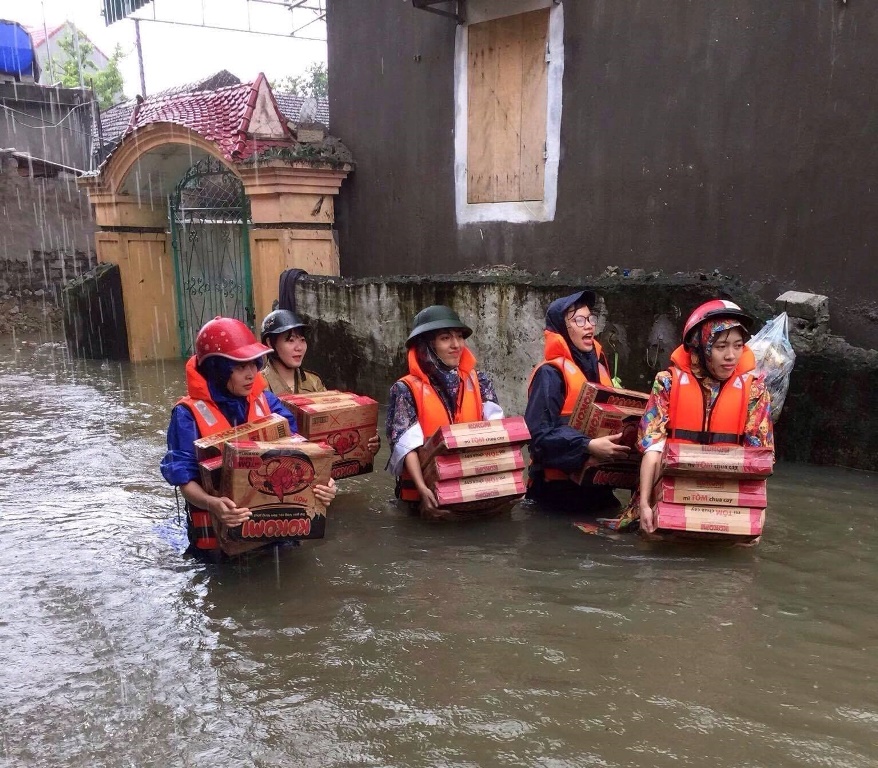 CBCS ngâm mình trong nước trao quà cứu trợ cho các hộ dân