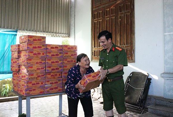 Huy động lực lượng giúp các hộ dân bị ngập chìm trong nước