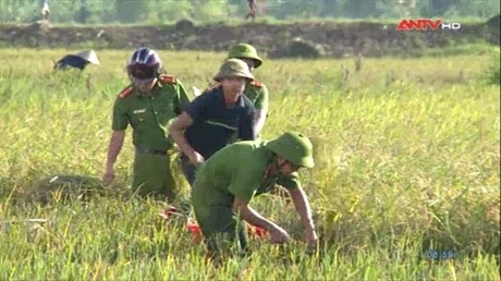 Lực lượng công an giúp dân vượt lũ