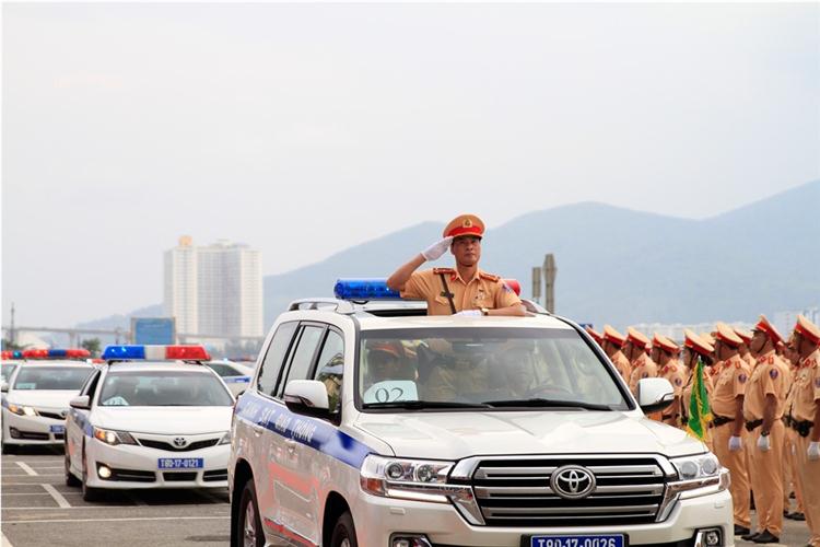 Xe ô tô chuyên dẫn đoàn.