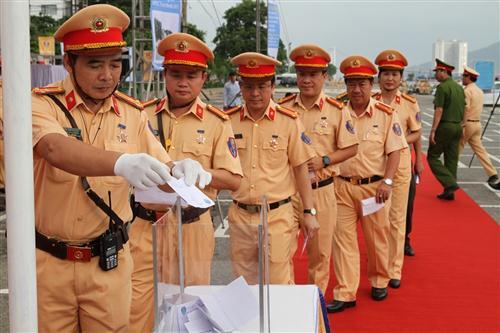 Nhân dịp này, Cục CSGT đã phát động lực lượng CSGT cả nước quyên góp ủng hộ đồng bào bị lũ lụt trong thời gian vừa qua.