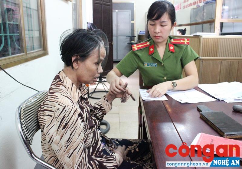 Tận tụy vì nhân dân phục vụ
