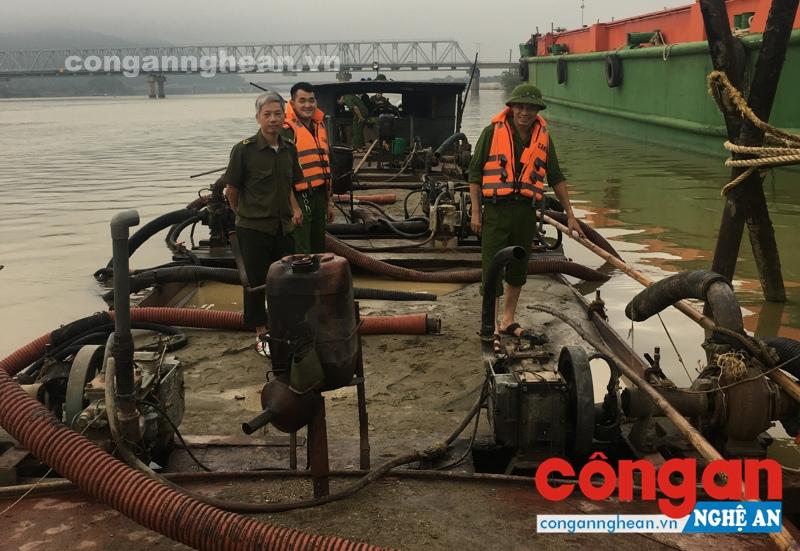 'Cát tặc' tiếp tục 'rút ruột' sông Lam