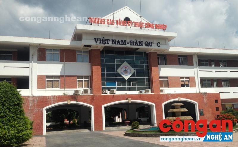 Lùm xùm chuyện thu tiền học phí