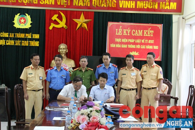 Ký cam kết gương mẫu chấp hành pháp luật về ATGT với các hãng taxi