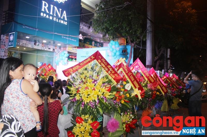 Hoa chúc mừng để sát đường Nguyễn Văn Cừ  