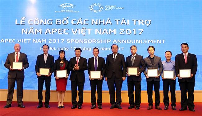 Phó Thủ tướng Phạm Bình Minh và Bộ trưởng, Chủ nhiệm VPCP Mai Tiến Dũng trao kỷ niệm chương ghi danh và quà lưu niệm cho các nhà tài trợ chính