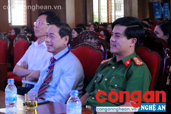 Ban Tổ chức Hội thi tham dự theo dõi hội thi cụm 3 tại trường ĐH Vinh