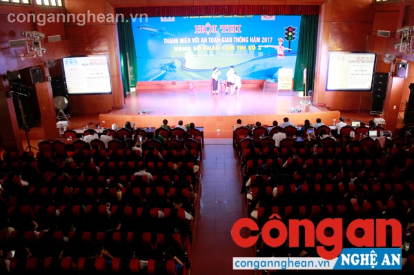 Hội thi Thanh niên với ATGT cụm 3 các sở, ngành và trường ĐC- CĐ tổ chức tại trường ĐH Vinh thu hút đông đảo HSSV và thanh thiếu niên tham gia cổ vũ