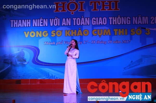 Tiết mục văn nghệ của Công an tỉnh mang đến tại hội thi tạo không khí sôi nổi, hào hứng