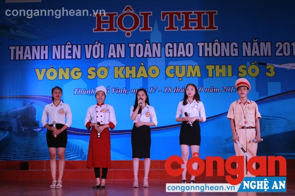 Phần thi đội tuyển Trường CĐ Du lịch Thương mại Nghệ An