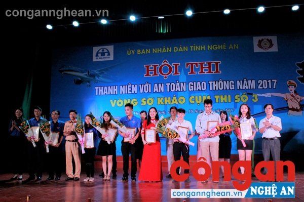 Trao giải khuyến khích cho 9 đội thi