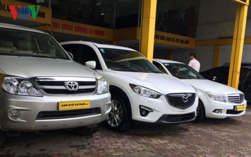Việc giá xe mới giảm sâu khiến người tiêu dùng băn khoăn giữa việc nên mua xe mới hay xe cũ.