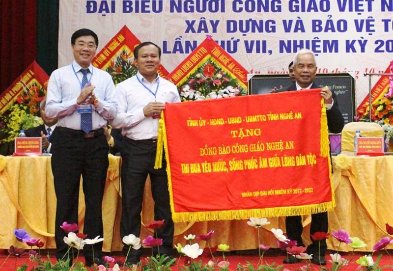 Lãnh đạo Tỉnh ủy, HĐND, UBND, Ủy ban MTTQ Nghệ An tặng bức trướng cho đồng bào Công giáo Nghệ An