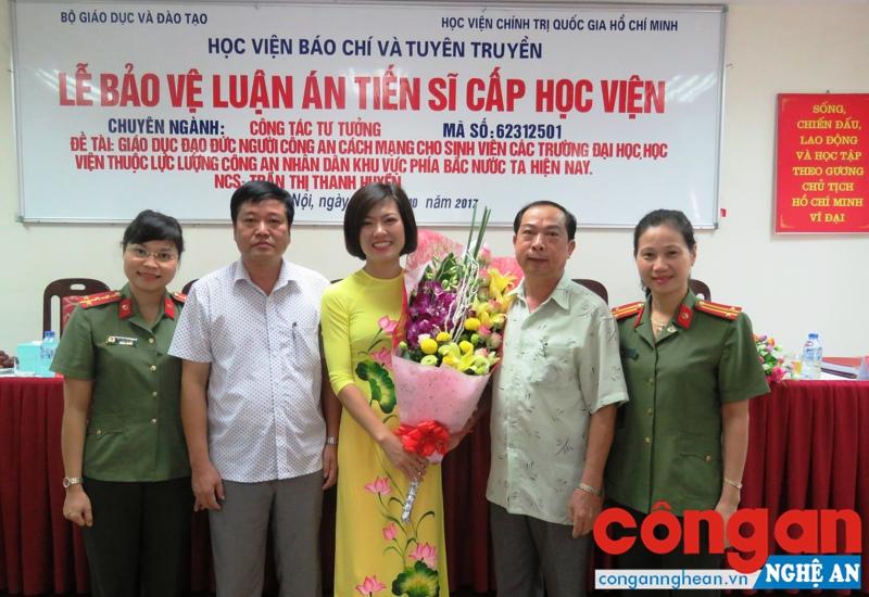 Thượng úy Trần Thị Thanh Huyền (đứng giữa) tại lễ bảo vệ luận án tiến sĩ