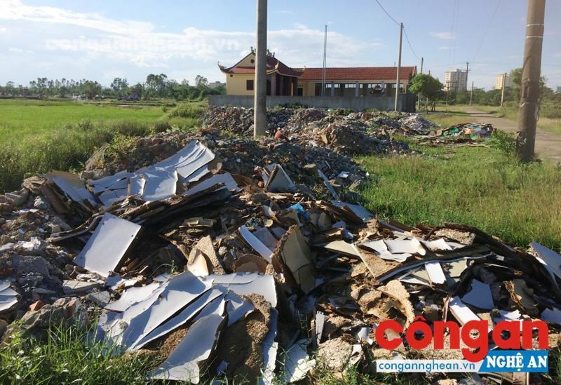Rác thải xây dựng đổ trái phép tràn lan tại xóm 8, xã Hưng Lợi