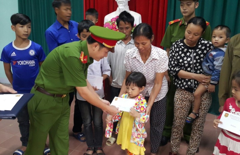 Trao quà cho các hoàn cảnh khó khăn.