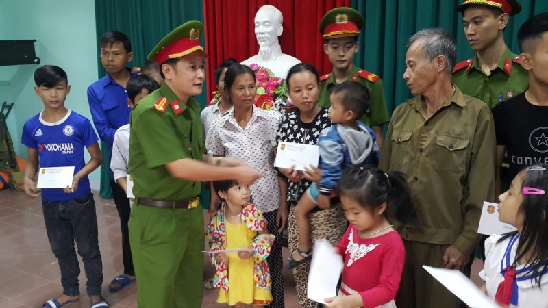 Trao quà, hỗ trợ người dân bị ảnh hưởng do mưa lũ